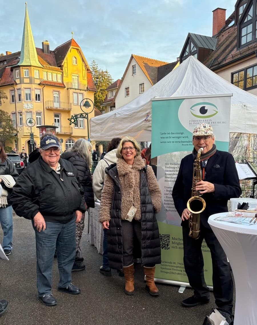 Mitglieder des Fördervereins an einem Informationsstand in Freiburg